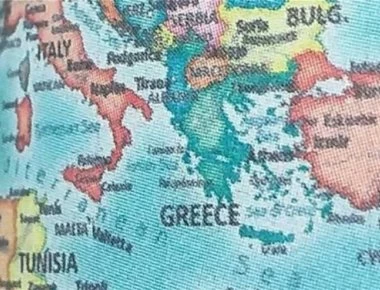 Φορτηγά της ΕΛ.ΑΣ. μαζεύουν τα ασυμμάζευτα - όλα τα ημερολόγια με χάρτη «Μακεδονία» και «Βόρεια Κύπρο» (φωτο)
